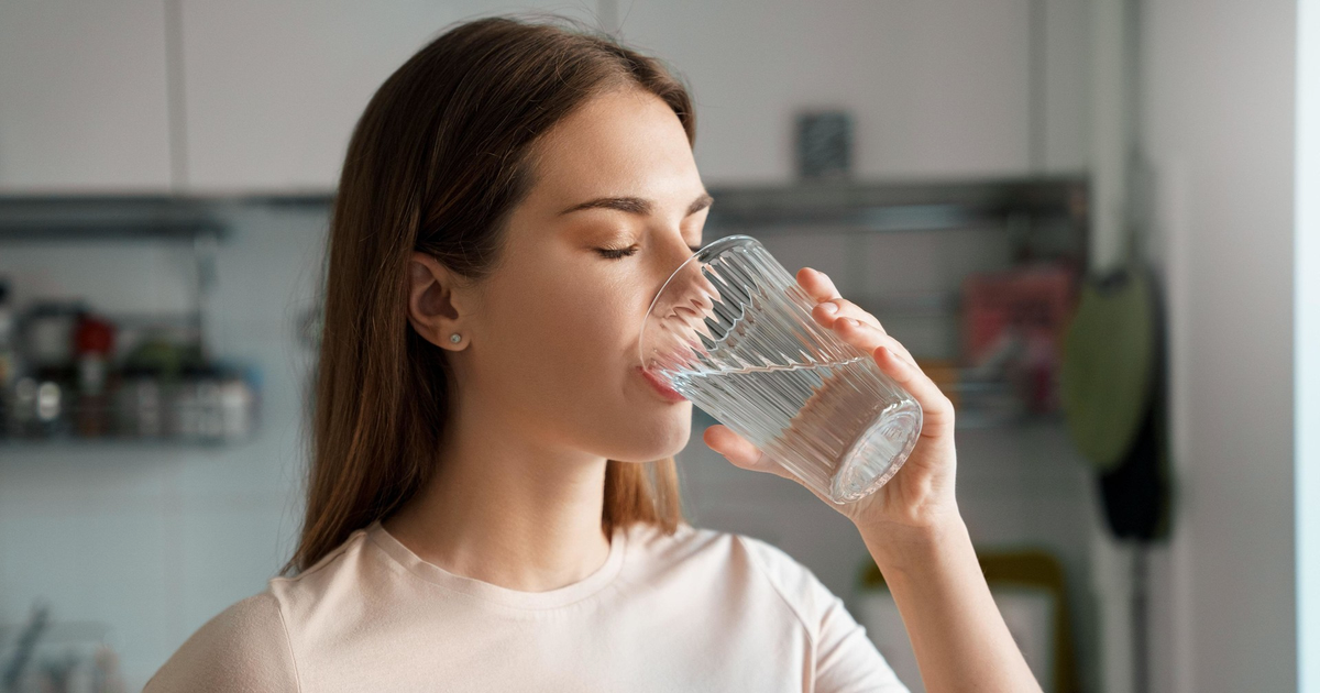 Стараетесь выпивать 2 литра воды каждый день? Не нужно, и вот почему